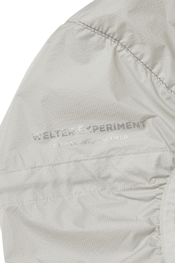 SYLPHID (실피드) 통기성 윈드브레이커 재킷_라이트 그레이는 등산과 일상에서 활용하기 좋은 공용 윈드브레이커입니다. 봄, 여름, 가을 세 계절에 걸쳐 입을 수 있으며, 스포티한 스타일을 연출합니다. 가볍고 시원한 착용감을 위해 얇은 두께와 나일론 소재를 사용했으며, 방풍, 통기, 발수 기능을 갖췄습니다. 레귤러 핏에 집업 스타일로, 후드와 밑단 스트링 조절, 등판 및 겨드랑이 통풍구, 소매 손가락 홀, 반사 프린트 디테일이 적용되어 활동성을 높였습니다. 라이트 그레이 컬러의 무지 디자인으로 어떤 옷에도 쉽게 매치할 수 있습니다.
