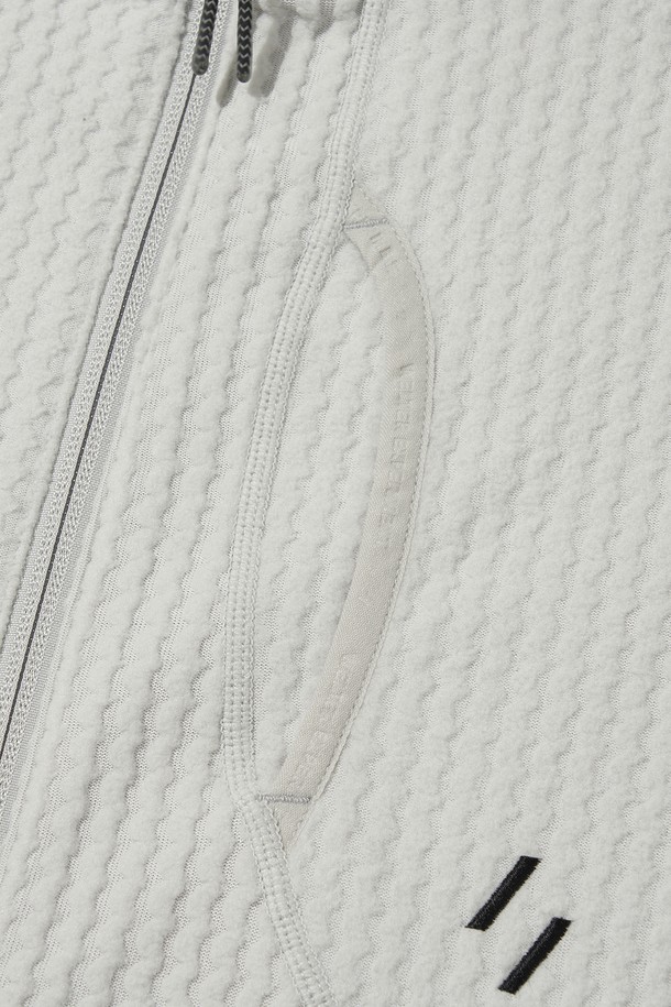 CALORA 플리스 풀 집_화이트는 등산, 아웃도어 활동은 물론 일상에서도 활용하기 좋은 플리스 재킷입니다. 부드러운 촉감의 플리스 소재와 두꺼운 두께감으로 뛰어난 보온성과 방풍 기능을 제공하며, 봄, 가을, 겨울 세 계절 모두 착용 가능합니다. 자카드 및 웨이브 패턴 디자인에 레귤러핏으로 제작되어 캐주얼, 스포티한 무드를 연출하며, 양면 브러싱 처리로 부드러움을 더했습니다. 가슴 포켓, 소매 핑거홀, 투웨이 지퍼, 3M 반사 소재 드로우스트링 등의 디테일이 돋보이며, 가을 나들이룩, 등산룩에 잘 어울립니다.
