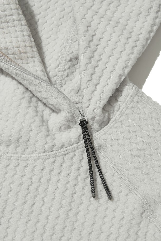 CALORA 플리스 후드 풀오버_화이트는 캐주얼 및 스포티한 스타일을 연출하며, 고프코어룩에도 잘 어울립니다. 부드러운 플리스 안감과 두꺼운 두께로 가을, 겨울철 보온과 방한에 탁월하며, 흡습 기능까지 갖춰 쾌적함을 유지합니다. 웨이브 플리스 자카드 패턴과 레귤러핏 디자인이 특징이며, 전체 얼굴을 덮는 후드와 소매 손가락 홀, 사이드 지퍼 디테일이 개성 있습니다. 앞뒤 로고 자수와 반사 지퍼 풀러, YKK 지퍼 사용으로 기능성과 디자인을 모두 만족시키는 아이템입니다. 데일리룩, 캠핑룩, 등산룩 등 다양한 TPO에 활용하기 좋습니다.
