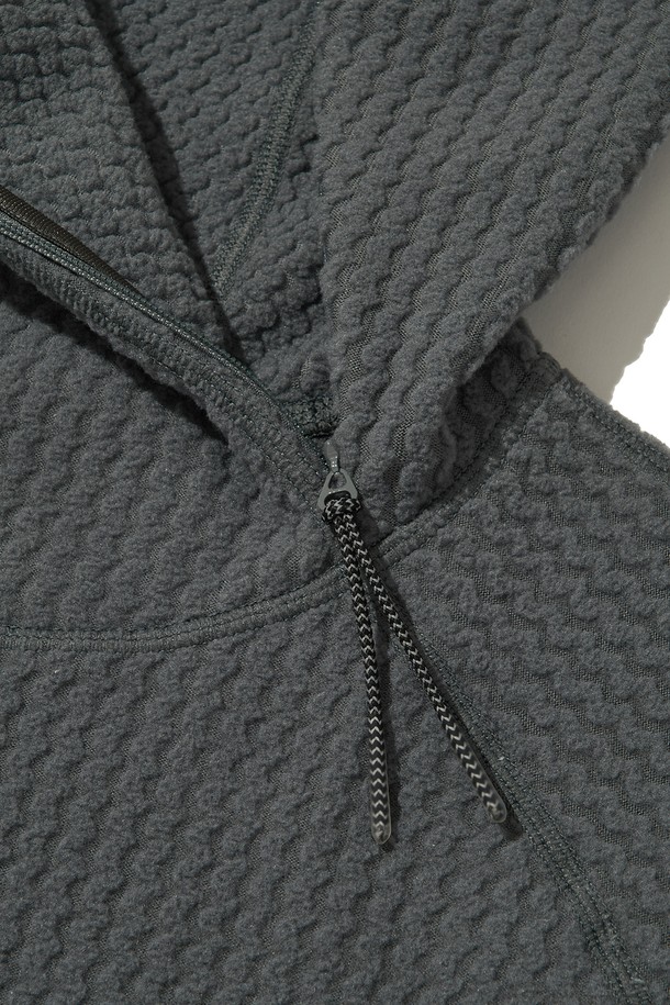 CALORA 플리스 후드 풀오버_차콜은 일상과 아웃도어 활동에 적합한 남녀 공용 후드 풀오버입니다. 봄, 가을, 겨울 계절에 착용하기 좋으며, 캐주얼 및 스포티한 스타일을 연출할 수 있습니다. 부드러운 촉감의 플리스 안감과 중간 두께감으로 보온성과 통기성을 동시에 갖췄습니다. 3D 자카드 구조, 양면 브러쉬드 플리스, 사이드 지퍼 디테일, 손가락 홀 커프스, 겨드랑이 무셋 디테일, 반사 지퍼 풀러, YKK 지퍼, 앞면 후드 자수 등의 특징을 가지고 있습니다. 등산룩, 캠핑룩, 겨울 데일리룩, 고프코어 스타일을 즐기는 분들께 추천합니다.
