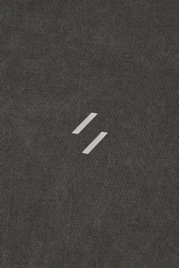 차콜 컬러의 OVERDYED TRAIL STITCH 롱 슬리브 티셔츠입니다. 부드러운 면 소재로 제작되었으며, 피그먼트 염색과 바이오워싱 처리로 빈티지하면서도 세련된 스타일을 연출합니다. 앞뒤 로고 프린트와 3-니들 5-스레드 커버스티치 디테일이 특징이며, 255gsm의 중량감으로 겨울 데일리룩에 적합합니다. 긴 소매 기장과 레귤러 핏으로 캐주얼, 클래식, 미니멀 룩을 즐길 수 있습니다. 내구성이 뛰어난 컬러감으로 오랫동안 착용할 수 있습니다.
