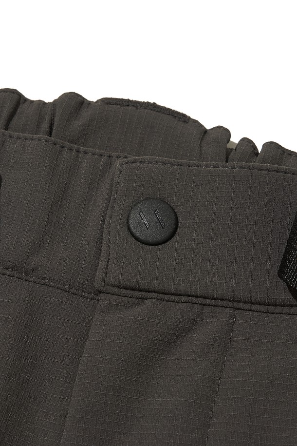 VENT HIKE+ PANTS_CHARCOAL (벤트 하이크 플러스 팬츠_차콜)는 하이킹, 등산, 일상에서 폭넓게 활용 가능한 공용 등산 바지입니다. 차콜 블랙 컬러의 무지 디자인으로, 스포티한 스타일을 연출하며, 간절기 및 겨울철에 적합합니다. 나일론과 폴리우레탄 혼방의 두꺼운 소재에 기모 안감을 더해 부드러운 촉감을 제공하며, 레귤러핏으로 편안한 착용감을 선사합니다. 방수, 통기, 보온 기능을 갖췄으며, 벤틸레이션 트임, 드로우스트링, 재귀반사 디테일 (프린트, 스티치, 지퍼)을 더해 기능성과 안전성을 높였습니다. 겨울 데일리룩, 캠핑룩 등 다양한 TPO (Time, Place, Occasion)에 맞춰 스포티, 고프코어, 캐주얼 스타일을 완성할 수 있습니다.
