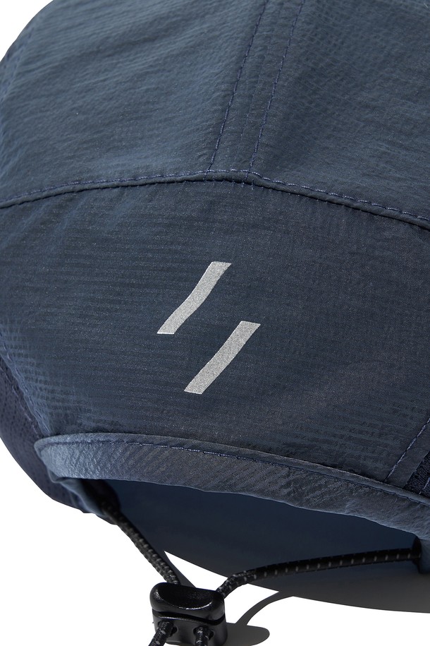 "AERITHRA (에어리트라) 10 패널 캡_네이비"는 일상과 아웃도어 활동에 적합한 패널캡입니다. 가볍고 시원한 나일론, 폴리에스테르 혼방 소재로 제작되어 봄, 여름, 가을, 겨울 사계절 내내 착용 가능합니다. 통기성을 높이는 메쉬 사이드 패널과 시어서커 텍스처, 자외선 차단 기능으로 쾌적함을 더하고, 반사 소재와 로고 프린트, 드로우스트링 디자인은 스타일리시함을 더합니다. 산책룩, 여행룩, 등산룩 등 다양한 TPO에 어울리는 캐주얼, 미니멀, 고프코어 스타일의 모자입니다.
