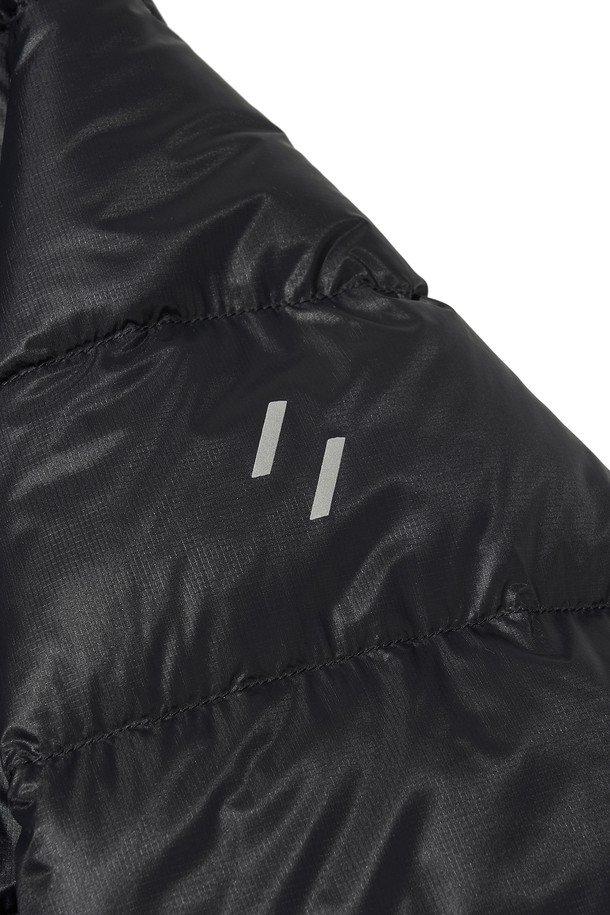 THERMOTRAIL LIGHTWEIGHT PERTEX DOWN 재킷_블랙은 남녀 모두 착용 가능한 아웃도어 및 일상용 다운 재킷입니다. 겨울과 간절기에 적합하며, 스포티하고 캐주얼한 스타일을 연출합니다. 무지 디자인에 레귤러핏, 투웨이 지퍼, 긴소매가 특징이며, 두꺼운 두께감으로 보온성을 높였습니다. 방수, 방풍, 보온, 경량 기능과 부드러운 촉감을 제공하며, 후드, 패커블 기능, 리플렉티브 프린트 및 지퍼 풀러 로고, 패커블 파우치를 포함합니다. 여행룩과 등산룩에 적합하며, 미니멀한 스타일 연출에도 좋습니다.
