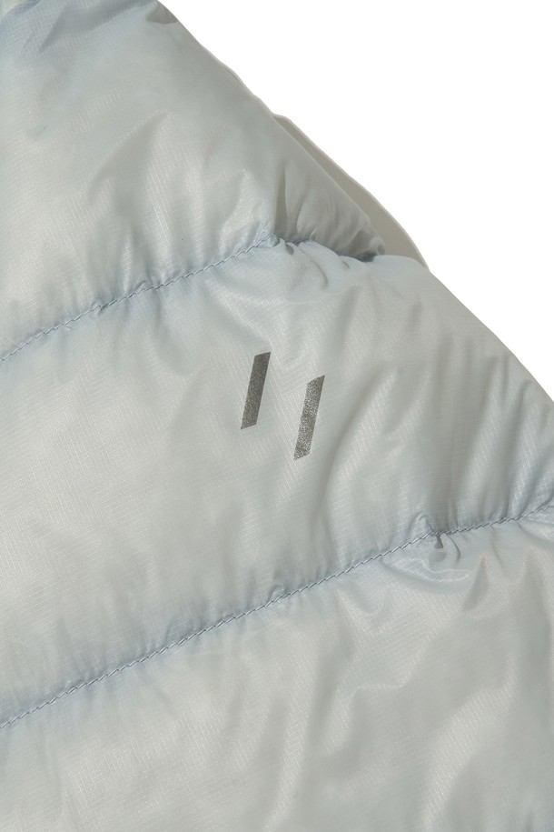 THERMOTRAIL LIGHTWEIGHT PERTEX 다운 재킷_라이트 그레이는 가볍고 따뜻한 겨울 및 환절기용 다운 재킷입니다. 700FP 덕다운 충전재와 발수, 방풍, 방수 기능을 갖춰 아웃도어 활동은 물론 일상에서도 활용하기 좋습니다. 레귤러핏으로 제작되었으며, 투웨이 지퍼와 후드 스트링, 밑단 스트링, 포켓 지퍼 디테일로 편의성을 높였습니다. 3M 리플렉티브 디테일로 야간에도 안전하며, 수납용 파우치가 포함되어 패커블하게 보관할 수 있습니다. 라이트 그레이, 블랙, 스카이 그레이 3가지 색상으로 출시되어, 여행, 등산, 캠핑 등 다양한 TPO에 스포티, 캐주얼, 미니멀 스타일로 연출하기 좋습니다.
