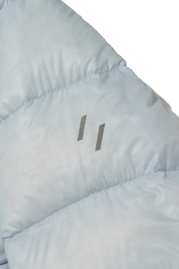 THERMOTRAIL LIGHTWEIGHT PERTEX DOWN 재킷_스카이 블루는 아웃도어 및 일상 활동에 적합한 남녀 공용 다운 재킷입니다. 스카이 블루, 블랙, 라이트 그레이 세 가지 색상으로 출시되었으며, 2-way 지퍼 여밈 방식과 레귤러핏으로 편안한 착용감을 제공합니다. 방수, 방풍 기능을 갖춘 경량 제품으로, 700FP 덕다운 충전재와 3M 리플렉티브 디테일이 특징입니다. 후드 스트링, 지퍼 포켓, 수납용 파우치를 포함하여 실용성을 높였으며, 여행룩과 스포티, 캐주얼, 미니멀 스타일을 모두 소화할 수 있습니다. 환절기 및 겨울철에 적합한 두꺼운 두께감의 긴소매 재킷입니다.
