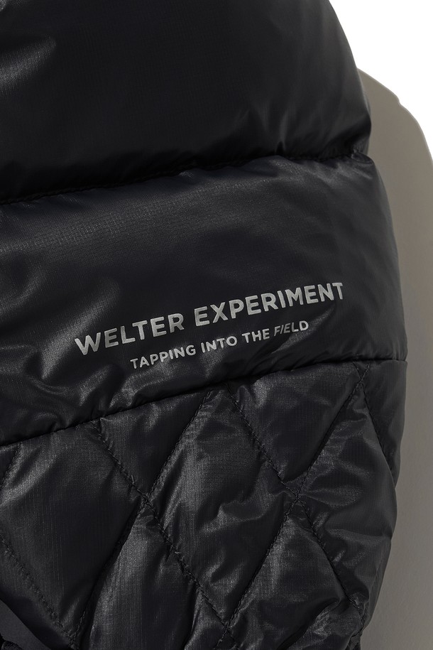 AIRQUILT (에어퀼트) 미드웨이트 PERTEX (퍼텍스) 다운 재킷_블랙은 등산, 아웃도어, 일상생활에서 활용하기 좋은 남녀 공용 다운 재킷입니다. 미니멀하고 스포티한 스타일로, 가을과 겨울에 따뜻하게 착용할 수 있습니다. PERTEX QUANTUM (퍼텍스 퀀텀) 리사이클 나일론 소재를 사용하여 방수, 방풍 기능을 갖췄으며, 700FP 덕다운 충전재로 보온성을 높였습니다. 퀄팅 디자인과 레귤러핏으로 제작되었으며, YKK 지퍼, 투웨이 지퍼, 3M 반사 스트링 후드 및 밑단 디테일로 기능성과 디자인을 모두 잡았습니다.
