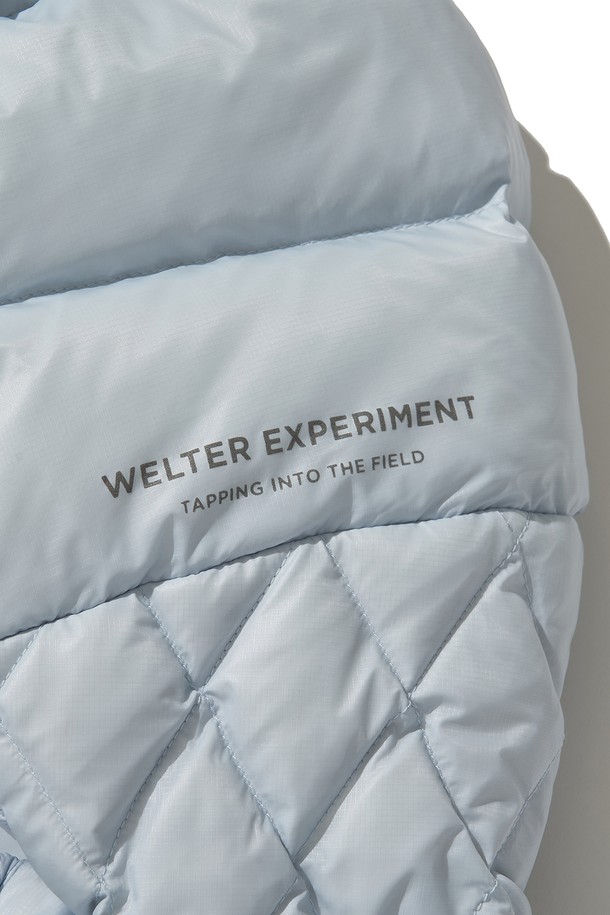 AIRQUILT MIDWEIGHT PERTEX 다운 재킷_스카이 블루는 등산, 아웃도어 활동, 일상에서 활용 가능한 다운 자켓입니다. 700FP 다운 충전재와 방수, 방풍 기능을 갖춰 겨울철 추위로부터 몸을 보호합니다. 스카이 블루 컬러의 무지 디자인으로 스포티하고 미니멀한 스타일을 연출하며, 후드 조절, 3M 리플렉티브 스트링, 리플렉티브 프린트, 지퍼풀러 등의 디테일이 돋보입니다. 투웨이 지퍼와 긴 소매, 밑단 스트링으로 활동성을 높였으며, 고프코어 스타일을 즐겨 입는 분들께도 추천합니다.
