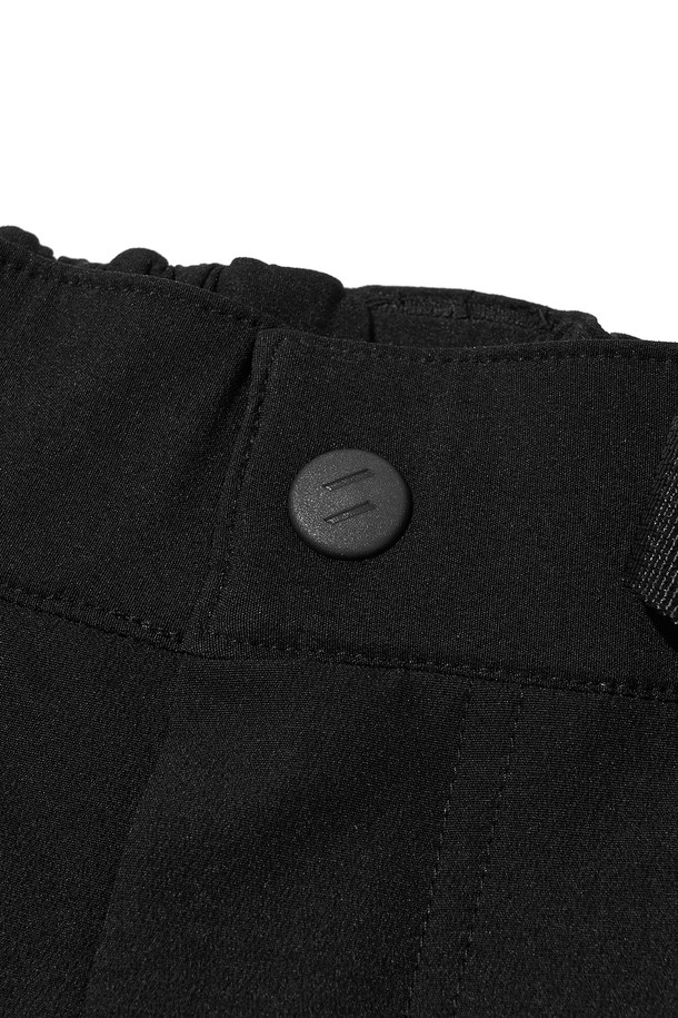 KINETIC HIKE+ PANTS_BLACK (키네틱 하이크 플러스 팬츠_블랙)는 하이킹과 등산에 적합한 남녀 공용 등산 바지입니다. 봄, 가을, 겨울 계절에 착용 가능하며, 스포티한 스타일을 연출합니다. 블랙 및 그레이 색상으로 출시되었으며, 나일론과 폴리우레탄 혼방 소재로 제작되어 부드러운 촉감을 선사합니다. 레귤러 핏의 긴 기장 바지로, 안감은 플리스, 허리 밴딩 및 사이즈 조절 기능이 있습니다. 양쪽 지퍼 포켓, 밑단 통풍구, 무릎 다트 디테일, YKK 지퍼, 3M 반사 스트링, 반사 프린트, 로고 반사 프린트 등의 디테일이 돋보입니다.
