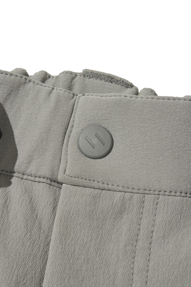 KINETIC HIKE+ PANTS (키네틱 하이크 플러스 팬츠)는 하이킹과 등산에 적합한 남녀 공용 등산 바지입니다. 라이트 그레이와 라이트 블랙 두 가지 색상으로 출시되었으며, 봄, 가을, 겨울 계절에 착용하기 좋습니다. 나일론과 폴리우레탄 혼방 소재로 제작되어 부드러운 촉감과 신축성을 제공하며, 방수 및 통기 기능으로 쾌적한 착용감을 선사합니다. 레귤러핏 디자인에 무릎 다트 컷, 양쪽 지퍼 포켓, 밑단 조절 기능, 3M 반사 드로우스트링, 반사 로고 프린트, 반사 지퍼 풀러 등 다양한 디테일이 돋보입니다. 플리스 안감 처리로 보온성을 높였으며, 스포티, 고프코어, 캐주얼 스타일의 등산룩, 캠핑룩, 가을 나들이룩에 활용하기 좋습니다.
