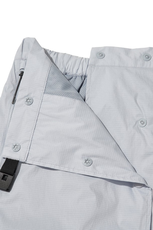 VENTHRA HIKE SKIRT_스카이 블루는 여성용 하이킹 스커트로, 스포티하고 캐주얼한 스타일을 연출합니다. 봄, 여름, 가을, 겨울 사계절 모두 착용 가능하며, 방풍, 방수, 경량, 발수 기능을 갖춰 아웃도어 활동에 적합합니다. 나일론과 폴리에스테르 혼방 소재로 제작되어 뻣뻣한 촉감을 주며, A라인 핏으로 편안함을 더합니다. YKK 지퍼, 리플렉티브 로고 및 지퍼 풀러, 버클과 버튼 잠금장치, 사이드 지퍼 포켓, 조절 가능한 허리 사이즈, 메쉬 안감 등 다양한 기능성 디테일이 돋보입니다. 등산, 백패킹, 일상, 여행 등 다양한 TPO에 활용할 수 있는 실용적인 아이템입니다.
