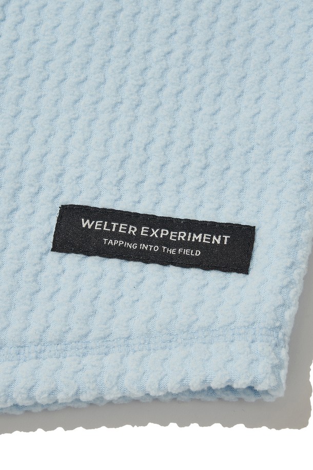 칼로라 플리스 넥 워머_스카이 블루는 부드러운 촉감의 폴리에스테르 소재로 제작되어 겨울철 보온과 방풍 기능을 제공하는 넥워머입니다. 웨이브 자카드 패턴과 3D 텍스처 디자인이 특징이며, 일상 및 아웃도어 활동에 모두 적합합니다. 스카이블루, 차콜, 블랙 세 가지 색상으로 출시되었으며, 안티필링 가공으로 내구성을 높였습니다. 로고 자수와 3M 반사 스트링 디테일이 돋보이며, 피부 친화적인 소재로 제작되어 편안하게 착용할 수 있습니다. 겨울 데일리룩이나 산책룩에 캐주얼, 미니멀, 고프코어 스타일로 연출하기 좋습니다.
