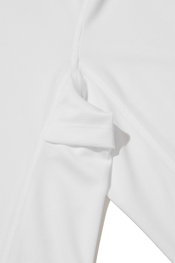 브리사 풀오버 후디_화이트는 남녀 공용으로, 스포츠 및 일상에서 모두 활용 가능한 후드티셔츠입니다. 가볍고 시원한 착용감을 제공하는 얇은 두께의 폴리에스테르 소재로 제작되었으며, UV 차단, 속건, 냉감 기능을 갖춰 쾌적함을 유지합니다. 에어로울 기능성 소재와 심리스 커팅 기법, 소매단 손구멍, 겨드랑이 및 후드 뒷면 통기성 디테일이 특징입니다. 스포티, 캐주얼, 미니멀한 스타일을 연출하며, 피트니스룩과 러닝룩에 적합합니다.
