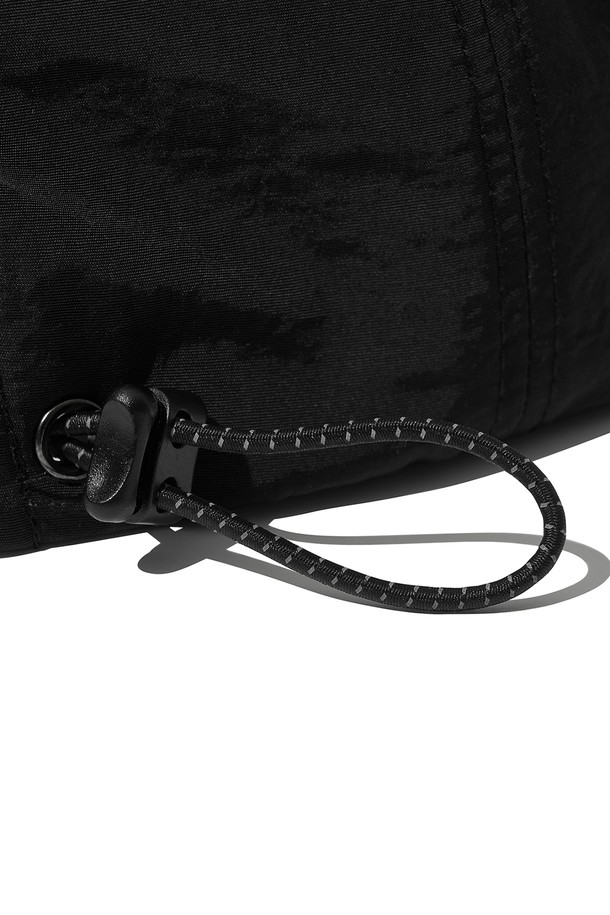 벤투라 6 패널 라이트웨이트 캡_블랙은 등산, 일상에 적합한 모자입니다. 블랙과 네이비 두 가지 색상으로 출시되었으며, 봄, 여름, 가을 계절에 착용하기 좋습니다. 가볍고 부드러운 나일론 소재로 제작되어 편안한 착용감을 제공하며, 8cm 챙 넓이와 일반 모자 깊이로 디자인되었습니다. 6패널 디자인에 전면 워드마크 로고와 후면 심볼 로고 자수가 특징이며, 반사 소재가 사용되어 시인성을 높였습니다. 후면 사이즈 조절이 가능하여 누구나 편리하게 착용할 수 있으며, 캐주얼, 미니멀, 스포티 스타일을 연출하기 좋습니다.
