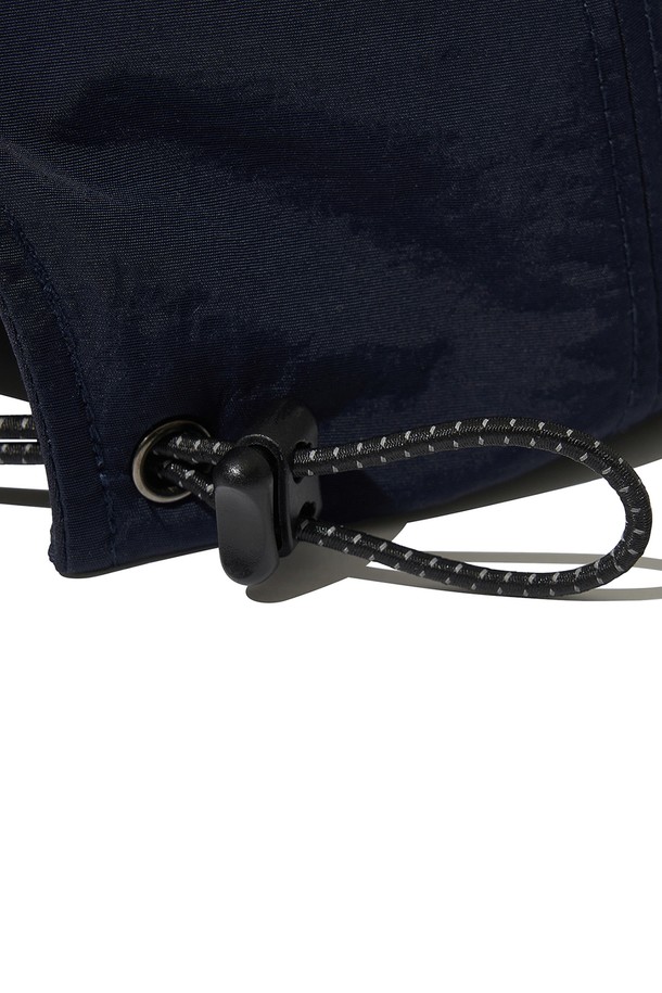 벤투라 6 패널 라이트웨이트 캡(네이비)은 가볍고 편안한 착용감을 제공하는 캡모자입니다. 나일론 소재로 제작되어 얇고 통기성이 뛰어나며, 8cm의 챙 넓이로 햇빛을 효과적으로 가려줍니다. 앞면 워드마크 로고 자수와 뒷면 심볼 로고 자수가 디자인 포인트를 더하며, 6패널 캠프캡 디자인과 뒷면 사이즈 조절 디테일로 편안한 착용감을 선사합니다. 일상, 하이킹, 산책, 여행 등 다양한 상황에서 캐주얼, 미니멀, 스포티한 스타일을 연출할 수 있습니다. 네이비와 블랙 두 가지 색상으로 출시되었습니다.
