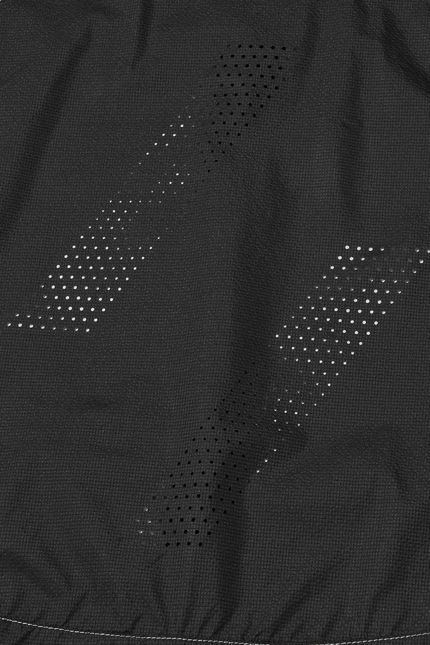 SYLPHID (실피드) 통기성 윈드브레이커 재킷_블랙은 등산, 하이킹, 일상에서 활용하기 좋은 공용 윈드브레이커입니다. 미니멀하고 스포티한 스타일의 무지 디자인으로, 봄, 여름, 가을 계절에 착용하기 적합합니다. 얇고 부드러운 나일론 소재로 제작되었으며, 레귤러 핏과 레귤러 기장으로 편안한 착용감을 선사합니다. 후드 드로우스트링, 밑단 드로우스트링, 소매 핑거홀, 재귀반사 프린트, 양방향 지퍼, 등판 및 겨드랑이 벤틸레이션과 같은 다양한 기능이 돋보입니다. 발수 및 방풍 기능과 경량 설계로 쾌적함을 유지하며, 등산룩, 여행룩, 캐주얼 스타일을 연출할 수 있습니다.
