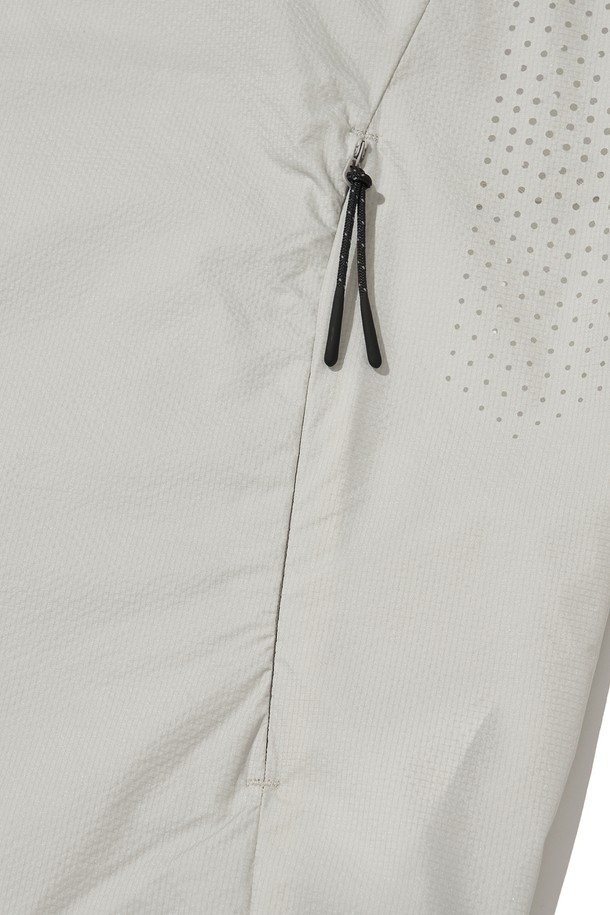 SYLPHID (실피드) 통기성 윈드브레이커 재킷_라이트 그레이는 등산과 일상에서 활용하기 좋은 공용 윈드브레이커입니다. 봄, 여름, 가을 세 계절에 걸쳐 입을 수 있으며, 스포티한 스타일을 연출합니다. 가볍고 시원한 착용감을 위해 얇은 두께와 나일론 소재를 사용했으며, 방풍, 통기, 발수 기능을 갖췄습니다. 레귤러 핏에 집업 스타일로, 후드와 밑단 스트링 조절, 등판 및 겨드랑이 통풍구, 소매 손가락 홀, 반사 프린트 디테일이 적용되어 활동성을 높였습니다. 라이트 그레이 컬러의 무지 디자인으로 어떤 옷에도 쉽게 매치할 수 있습니다.
