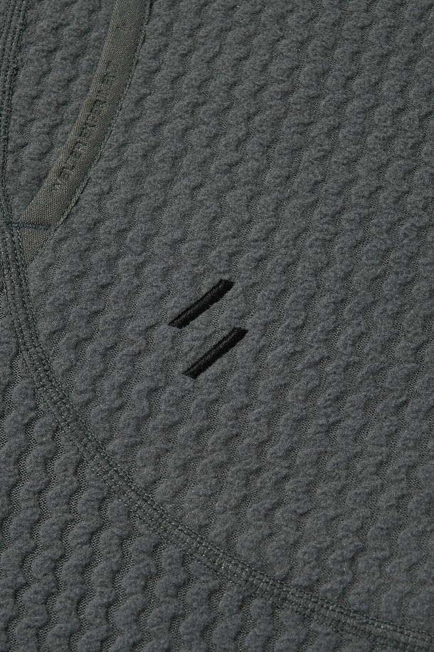 CALORA 플리스 풀 집업 (차콜)은 가을, 겨울철 일상과 아웃도어 활동에 적합한 플리스 자켓입니다. 부드러운 촉감의 폴리에스테르 플리스 소재로 제작되었으며, 보온성과 경량성을 갖춘 두꺼운 두께감의 레귤러핏 자켓입니다. 스포티, 캐주얼, 고프코어 스타일을 연출할 수 있으며, 자카드 패턴이 특징입니다. 가슴 포켓, 소매 손구멍 디테일, 밑단 드로우스트링, 투웨이 지퍼, 3M 반사 드로우스트링, 앞뒤 자수 로고, 반사 지퍼 풀러, 겨드랑이 무봉제, 3포켓 디자인 등 다양한 디테일이 돋보입니다. 등산룩, 가을 나들이룩, 겨울 데일리룩에 활용하기 좋습니다.
