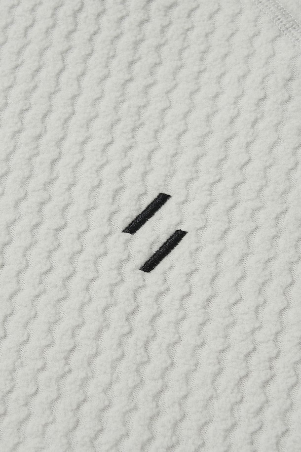 CALORA 플리스 후드 풀오버_화이트는 캐주얼 및 스포티한 스타일을 연출하며, 고프코어룩에도 잘 어울립니다. 부드러운 플리스 안감과 두꺼운 두께로 가을, 겨울철 보온과 방한에 탁월하며, 흡습 기능까지 갖춰 쾌적함을 유지합니다. 웨이브 플리스 자카드 패턴과 레귤러핏 디자인이 특징이며, 전체 얼굴을 덮는 후드와 소매 손가락 홀, 사이드 지퍼 디테일이 개성 있습니다. 앞뒤 로고 자수와 반사 지퍼 풀러, YKK 지퍼 사용으로 기능성과 디자인을 모두 만족시키는 아이템입니다. 데일리룩, 캠핑룩, 등산룩 등 다양한 TPO에 활용하기 좋습니다.
