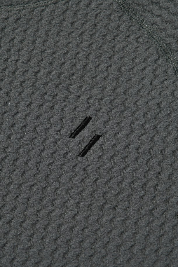 CALORA 플리스 후드 풀오버_차콜은 일상과 아웃도어 활동에 적합한 남녀 공용 후드 풀오버입니다. 봄, 가을, 겨울 계절에 착용하기 좋으며, 캐주얼 및 스포티한 스타일을 연출할 수 있습니다. 부드러운 촉감의 플리스 안감과 중간 두께감으로 보온성과 통기성을 동시에 갖췄습니다. 3D 자카드 구조, 양면 브러쉬드 플리스, 사이드 지퍼 디테일, 손가락 홀 커프스, 겨드랑이 무셋 디테일, 반사 지퍼 풀러, YKK 지퍼, 앞면 후드 자수 등의 특징을 가지고 있습니다. 등산룩, 캠핑룩, 겨울 데일리룩, 고프코어 스타일을 즐기는 분들께 추천합니다.
