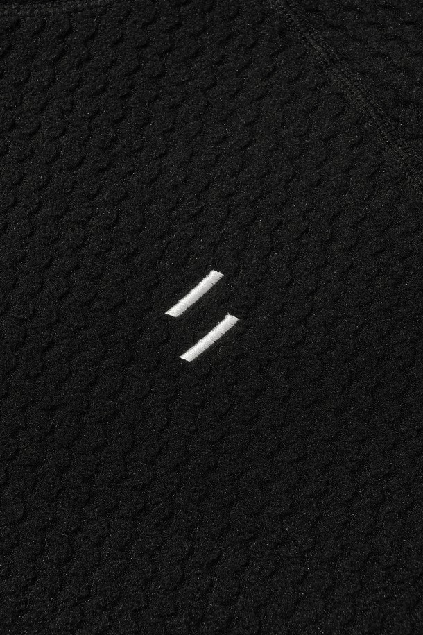 CALORA 플리스 후드 풀오버 블랙은 일상과 아웃도어 활동에 적합한 공용 후드티셔츠입니다. 봄, 가을, 겨울, 세 계절 모두 착용 가능하며, 스포티, 캐주얼, 고프코어 스타일을 연출할 수 있습니다. 3D 자카드 구조, 손가락 홀 디테일, YKK 지퍼, 리플렉티브 지퍼 풀러 등의 특징과 플리스 안감으로 보온성과 방풍 기능을 제공합니다. 레귤러핏, 긴소매, 후드 네크라인, 두꺼운 두께감과 부드러운 촉감으로 편안하게 착용 가능하며, 등산룩, 캠핑룩, 겨울 데일리룩으로 활용하기 좋습니다.
