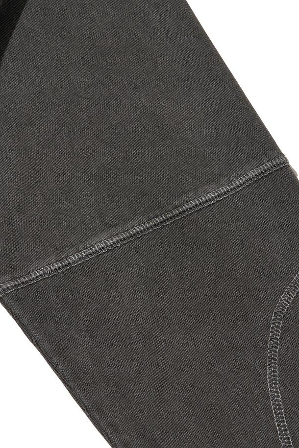 차콜 컬러의 OVERDYED TRAIL STITCH 롱 슬리브 티셔츠입니다. 부드러운 면 소재로 제작되었으며, 피그먼트 염색과 바이오워싱 처리로 빈티지하면서도 세련된 스타일을 연출합니다. 앞뒤 로고 프린트와 3-니들 5-스레드 커버스티치 디테일이 특징이며, 255gsm의 중량감으로 겨울 데일리룩에 적합합니다. 긴 소매 기장과 레귤러 핏으로 캐주얼, 클래식, 미니멀 룩을 즐길 수 있습니다. 내구성이 뛰어난 컬러감으로 오랫동안 착용할 수 있습니다.
