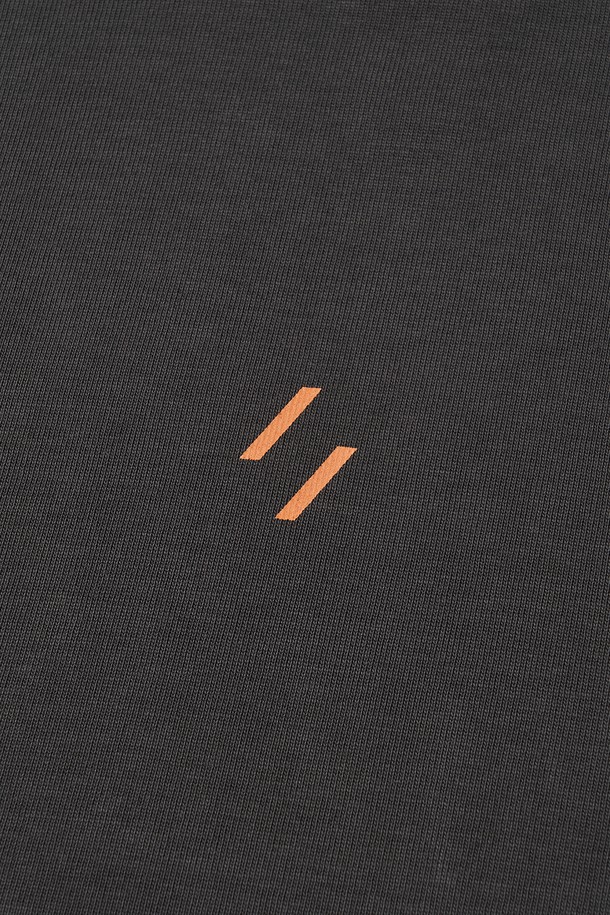 차콜 색상의 CONTRAST STITCH PANEL SLEEVES 티셔츠입니다. 캐주얼, 미니멀, 클래식 스타일을 추구하는 분들을 위한 제품으로, 일상과 산책 시 편안하게 착용할 수 있습니다. 280gsm의 두꺼운 면 소재로 제작되어 부드러운 촉감을 선사하며, 앞면 로고 프린트와 뒷면 아트워크 프린트가 특징입니다. 소매 패널 디자인과 대비 스티치 디테일이 돋보이며, 바이오워싱 처리로 완성도를 높였습니다. 라운드넥, 긴 소매, 레귤러 기장의 캐주얼 핏 티셔츠입니다.
