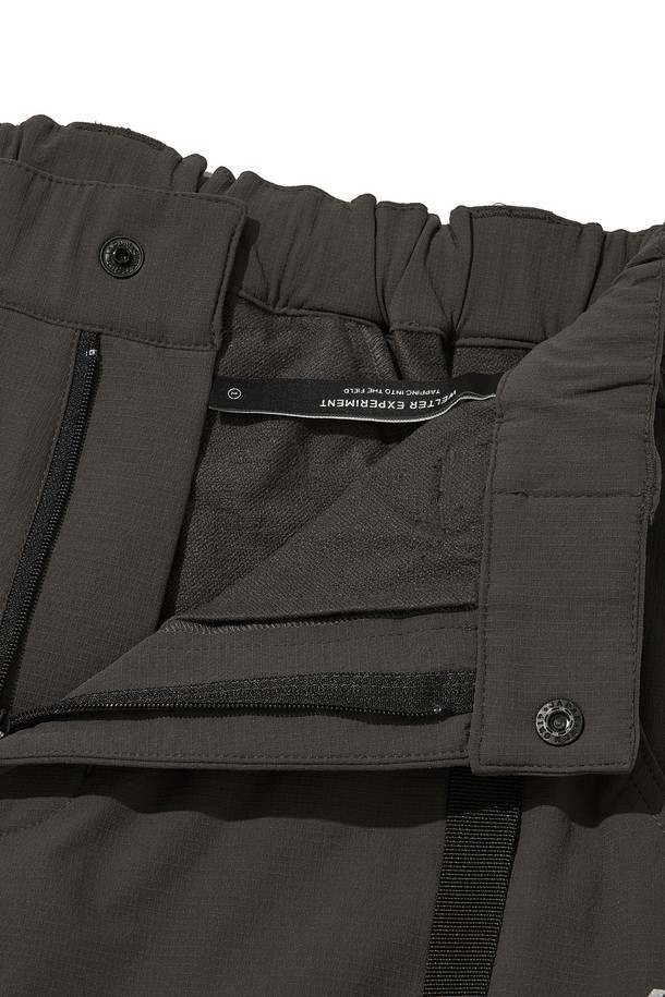 VENT HIKE+ PANTS_CHARCOAL (벤트 하이크 플러스 팬츠_차콜)는 하이킹, 등산, 일상에서 폭넓게 활용 가능한 공용 등산 바지입니다. 차콜 블랙 컬러의 무지 디자인으로, 스포티한 스타일을 연출하며, 간절기 및 겨울철에 적합합니다. 나일론과 폴리우레탄 혼방의 두꺼운 소재에 기모 안감을 더해 부드러운 촉감을 제공하며, 레귤러핏으로 편안한 착용감을 선사합니다. 방수, 통기, 보온 기능을 갖췄으며, 벤틸레이션 트임, 드로우스트링, 재귀반사 디테일 (프린트, 스티치, 지퍼)을 더해 기능성과 안전성을 높였습니다. 겨울 데일리룩, 캠핑룩 등 다양한 TPO (Time, Place, Occasion)에 맞춰 스포티, 고프코어, 캐주얼 스타일을 완성할 수 있습니다.
