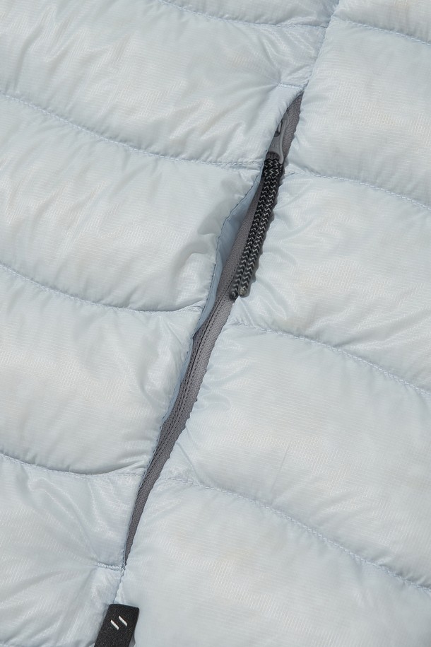 THERMOTRAIL LIGHTWEIGHT PERTEX DOWN 재킷_스카이 블루는 아웃도어 및 일상 활동에 적합한 남녀 공용 다운 재킷입니다. 스카이 블루, 블랙, 라이트 그레이 세 가지 색상으로 출시되었으며, 2-way 지퍼 여밈 방식과 레귤러핏으로 편안한 착용감을 제공합니다. 방수, 방풍 기능을 갖춘 경량 제품으로, 700FP 덕다운 충전재와 3M 리플렉티브 디테일이 특징입니다. 후드 스트링, 지퍼 포켓, 수납용 파우치를 포함하여 실용성을 높였으며, 여행룩과 스포티, 캐주얼, 미니멀 스타일을 모두 소화할 수 있습니다. 환절기 및 겨울철에 적합한 두꺼운 두께감의 긴소매 재킷입니다.
