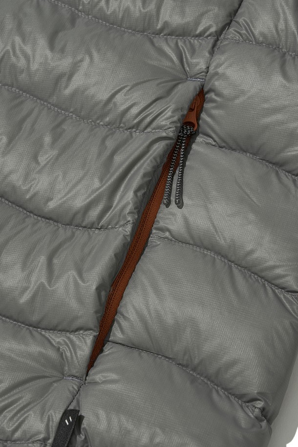 THERMOTRAIL LIGHTWEIGHT PERTEX DOWN 재킷_그레이는 남녀 모두 착용 가능한 다운자켓입니다. 뛰어난 방수, 방풍 기능을 제공하며, 700FP 덕다운 충전재와 PERTEX QUANTUM 원단을 사용하여 보온성과 가벼움을 동시에 잡았습니다. 간절기부터 겨울까지 폭넓게 활용 가능하며, 하이킹, 일상, 아웃도어 활동에 적합합니다. 3M 리플렉티브 스트링, 투웨이 지퍼, YKK 지퍼, 후드 등의 디테일로 기능성과 스타일을 모두 갖춘 레귤러핏의 다운 재킷입니다. 스포티, 캐주얼, 고프코어 스타일을 연출할 수 있습니다.
