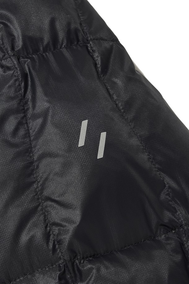 AIRQUILT (에어퀼트) 미드웨이트 PERTEX (퍼텍스) 다운 재킷_블랙은 등산, 아웃도어, 일상생활에서 활용하기 좋은 남녀 공용 다운 재킷입니다. 미니멀하고 스포티한 스타일로, 가을과 겨울에 따뜻하게 착용할 수 있습니다. PERTEX QUANTUM (퍼텍스 퀀텀) 리사이클 나일론 소재를 사용하여 방수, 방풍 기능을 갖췄으며, 700FP 덕다운 충전재로 보온성을 높였습니다. 퀄팅 디자인과 레귤러핏으로 제작되었으며, YKK 지퍼, 투웨이 지퍼, 3M 반사 스트링 후드 및 밑단 디테일로 기능성과 디자인을 모두 잡았습니다.
