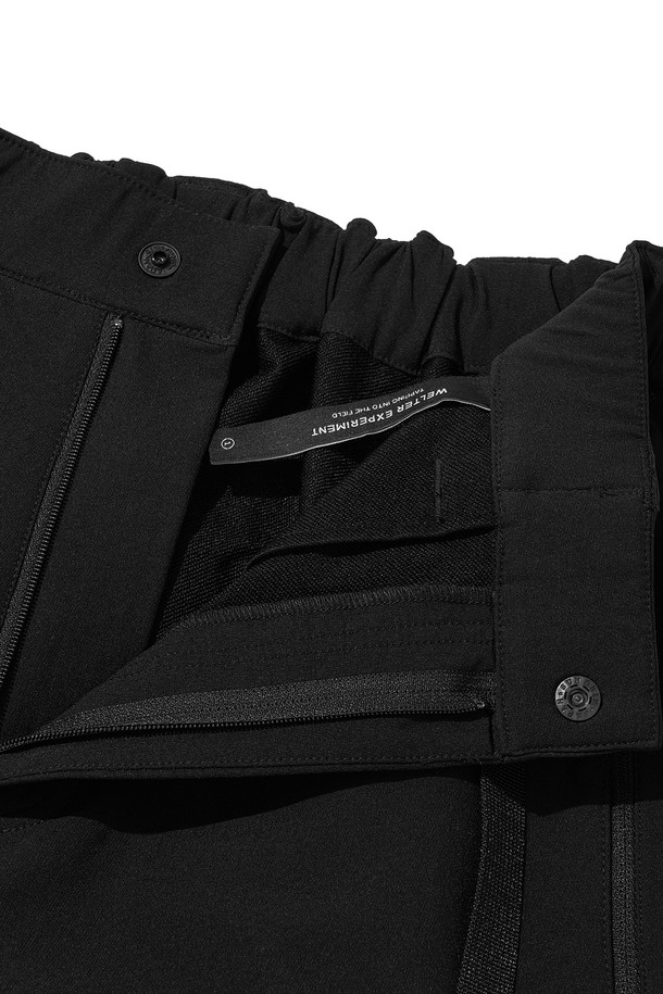 KINETIC HIKE+ PANTS_BLACK (키네틱 하이크 플러스 팬츠_블랙)는 하이킹과 등산에 적합한 남녀 공용 등산 바지입니다. 봄, 가을, 겨울 계절에 착용 가능하며, 스포티한 스타일을 연출합니다. 블랙 및 그레이 색상으로 출시되었으며, 나일론과 폴리우레탄 혼방 소재로 제작되어 부드러운 촉감을 선사합니다. 레귤러 핏의 긴 기장 바지로, 안감은 플리스, 허리 밴딩 및 사이즈 조절 기능이 있습니다. 양쪽 지퍼 포켓, 밑단 통풍구, 무릎 다트 디테일, YKK 지퍼, 3M 반사 스트링, 반사 프린트, 로고 반사 프린트 등의 디테일이 돋보입니다.
