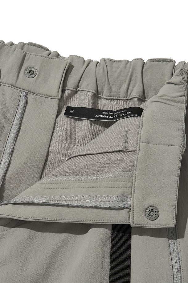 KINETIC HIKE+ PANTS (키네틱 하이크 플러스 팬츠)는 하이킹과 등산에 적합한 남녀 공용 등산 바지입니다. 라이트 그레이와 라이트 블랙 두 가지 색상으로 출시되었으며, 봄, 가을, 겨울 계절에 착용하기 좋습니다. 나일론과 폴리우레탄 혼방 소재로 제작되어 부드러운 촉감과 신축성을 제공하며, 방수 및 통기 기능으로 쾌적한 착용감을 선사합니다. 레귤러핏 디자인에 무릎 다트 컷, 양쪽 지퍼 포켓, 밑단 조절 기능, 3M 반사 드로우스트링, 반사 로고 프린트, 반사 지퍼 풀러 등 다양한 디테일이 돋보입니다. 플리스 안감 처리로 보온성을 높였으며, 스포티, 고프코어, 캐주얼 스타일의 등산룩, 캠핑룩, 가을 나들이룩에 활용하기 좋습니다.
