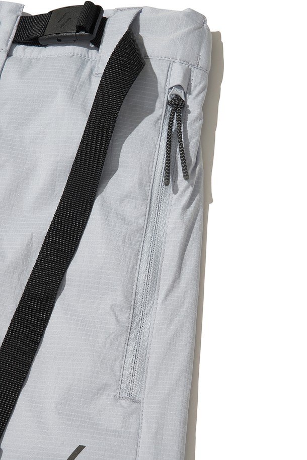 VENTHRA HIKE SKIRT_스카이 블루는 여성용 하이킹 스커트로, 스포티하고 캐주얼한 스타일을 연출합니다. 봄, 여름, 가을, 겨울 사계절 모두 착용 가능하며, 방풍, 방수, 경량, 발수 기능을 갖춰 아웃도어 활동에 적합합니다. 나일론과 폴리에스테르 혼방 소재로 제작되어 뻣뻣한 촉감을 주며, A라인 핏으로 편안함을 더합니다. YKK 지퍼, 리플렉티브 로고 및 지퍼 풀러, 버클과 버튼 잠금장치, 사이드 지퍼 포켓, 조절 가능한 허리 사이즈, 메쉬 안감 등 다양한 기능성 디테일이 돋보입니다. 등산, 백패킹, 일상, 여행 등 다양한 TPO에 활용할 수 있는 실용적인 아이템입니다.
