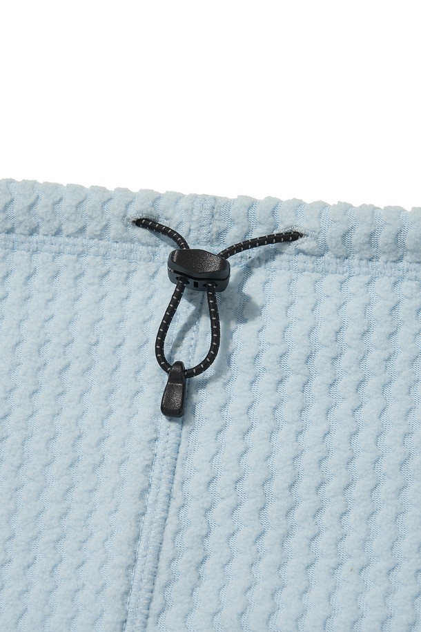 칼로라 플리스 넥 워머_스카이 블루는 부드러운 촉감의 폴리에스테르 소재로 제작되어 겨울철 보온과 방풍 기능을 제공하는 넥워머입니다. 웨이브 자카드 패턴과 3D 텍스처 디자인이 특징이며, 일상 및 아웃도어 활동에 모두 적합합니다. 스카이블루, 차콜, 블랙 세 가지 색상으로 출시되었으며, 안티필링 가공으로 내구성을 높였습니다. 로고 자수와 3M 반사 스트링 디테일이 돋보이며, 피부 친화적인 소재로 제작되어 편안하게 착용할 수 있습니다. 겨울 데일리룩이나 산책룩에 캐주얼, 미니멀, 고프코어 스타일로 연출하기 좋습니다.
