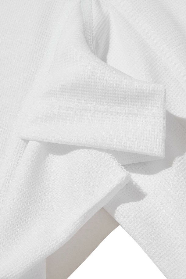 브리사 풀오버 후디_화이트는 남녀 공용으로, 스포츠 및 일상에서 모두 활용 가능한 후드티셔츠입니다. 가볍고 시원한 착용감을 제공하는 얇은 두께의 폴리에스테르 소재로 제작되었으며, UV 차단, 속건, 냉감 기능을 갖춰 쾌적함을 유지합니다. 에어로울 기능성 소재와 심리스 커팅 기법, 소매단 손구멍, 겨드랑이 및 후드 뒷면 통기성 디테일이 특징입니다. 스포티, 캐주얼, 미니멀한 스타일을 연출하며, 피트니스룩과 러닝룩에 적합합니다.
