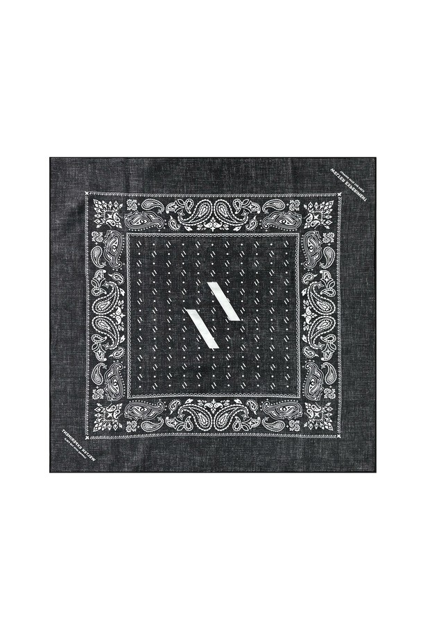 빈티지 페이즐리 반다나_블랙은 캐주얼, 에스닉, 미니멀 스타일을 아우르는 공용 반다나입니다. 봄, 여름, 가을 계절에 활용하기 좋으며, 여행룩과 휴가룩에 포인트를 더할 수 있습니다. 블랙, 블루, 스카이블루 세 가지 색상으로 만나볼 수 있으며, 면 소재로 제작되어 부드러운 촉감을 선사합니다. 55cm x 55cm 사이즈에 페이즐리 패턴 프린트 디자인으로 개성 있는 스타일을 연출해보세요.
