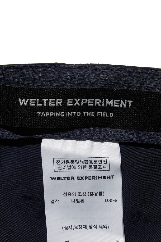 벤투라 6 패널 라이트웨이트 캡(네이비)은 가볍고 편안한 착용감을 제공하는 캡모자입니다. 나일론 소재로 제작되어 얇고 통기성이 뛰어나며, 8cm의 챙 넓이로 햇빛을 효과적으로 가려줍니다. 앞면 워드마크 로고 자수와 뒷면 심볼 로고 자수가 디자인 포인트를 더하며, 6패널 캠프캡 디자인과 뒷면 사이즈 조절 디테일로 편안한 착용감을 선사합니다. 일상, 하이킹, 산책, 여행 등 다양한 상황에서 캐주얼, 미니멀, 스포티한 스타일을 연출할 수 있습니다. 네이비와 블랙 두 가지 색상으로 출시되었습니다.
