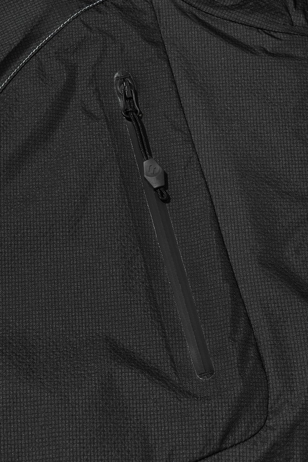 VETRA (베트라) 윈드브레이커 재킷_블랙은 등산, 아웃도어 활동은 물론 일상에서도 활용하기 좋은 공용 윈드브레이커입니다. 봄, 여름, 가을 세 계절에 걸쳐 착용 가능하며, 얇고 가벼운 나일론 소재로 제작되어 편안한 착용감을 제공합니다. 방수, 방풍 기능을 갖춰 변덕스러운 날씨에도 쾌적하게 활동할 수 있으며, 통기 기능으로 땀을 빠르게 배출합니다. 후드 드로우스트링, 밑단 드로우스트링, 겨드랑이 벤틸레이션, 방수 지퍼, 지퍼 포켓 등의 디테일로 기능성을 더했으며, 스포티, 고프코어, 캐주얼 스타일을 연출할 수 있습니다. 재귀반사 기능으로 야간 활동 시 안전성을 확보했습니다.
