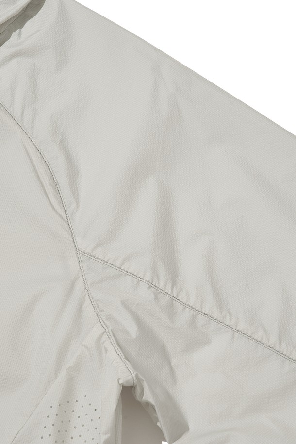 SYLPHID (실피드) 통기성 윈드브레이커 재킷_라이트 그레이는 등산과 일상에서 활용하기 좋은 공용 윈드브레이커입니다. 봄, 여름, 가을 세 계절에 걸쳐 입을 수 있으며, 스포티한 스타일을 연출합니다. 가볍고 시원한 착용감을 위해 얇은 두께와 나일론 소재를 사용했으며, 방풍, 통기, 발수 기능을 갖췄습니다. 레귤러 핏에 집업 스타일로, 후드와 밑단 스트링 조절, 등판 및 겨드랑이 통풍구, 소매 손가락 홀, 반사 프린트 디테일이 적용되어 활동성을 높였습니다. 라이트 그레이 컬러의 무지 디자인으로 어떤 옷에도 쉽게 매치할 수 있습니다.
