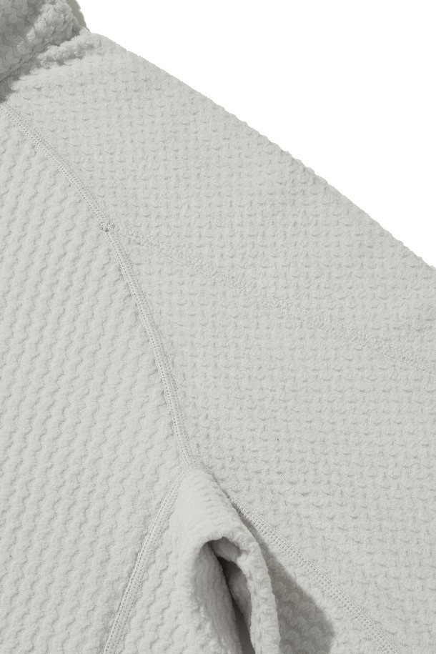 CALORA 플리스 풀 집_화이트는 등산, 아웃도어 활동은 물론 일상에서도 활용하기 좋은 플리스 재킷입니다. 부드러운 촉감의 플리스 소재와 두꺼운 두께감으로 뛰어난 보온성과 방풍 기능을 제공하며, 봄, 가을, 겨울 세 계절 모두 착용 가능합니다. 자카드 및 웨이브 패턴 디자인에 레귤러핏으로 제작되어 캐주얼, 스포티한 무드를 연출하며, 양면 브러싱 처리로 부드러움을 더했습니다. 가슴 포켓, 소매 핑거홀, 투웨이 지퍼, 3M 반사 소재 드로우스트링 등의 디테일이 돋보이며, 가을 나들이룩, 등산룩에 잘 어울립니다.
