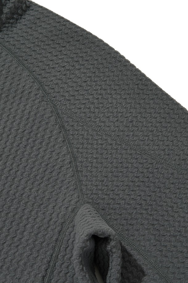 CALORA 플리스 풀 집업 (차콜)은 가을, 겨울철 일상과 아웃도어 활동에 적합한 플리스 자켓입니다. 부드러운 촉감의 폴리에스테르 플리스 소재로 제작되었으며, 보온성과 경량성을 갖춘 두꺼운 두께감의 레귤러핏 자켓입니다. 스포티, 캐주얼, 고프코어 스타일을 연출할 수 있으며, 자카드 패턴이 특징입니다. 가슴 포켓, 소매 손구멍 디테일, 밑단 드로우스트링, 투웨이 지퍼, 3M 반사 드로우스트링, 앞뒤 자수 로고, 반사 지퍼 풀러, 겨드랑이 무봉제, 3포켓 디자인 등 다양한 디테일이 돋보입니다. 등산룩, 가을 나들이룩, 겨울 데일리룩에 활용하기 좋습니다.
