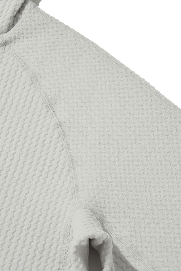 CALORA 플리스 후드 풀오버_화이트는 캐주얼 및 스포티한 스타일을 연출하며, 고프코어룩에도 잘 어울립니다. 부드러운 플리스 안감과 두꺼운 두께로 가을, 겨울철 보온과 방한에 탁월하며, 흡습 기능까지 갖춰 쾌적함을 유지합니다. 웨이브 플리스 자카드 패턴과 레귤러핏 디자인이 특징이며, 전체 얼굴을 덮는 후드와 소매 손가락 홀, 사이드 지퍼 디테일이 개성 있습니다. 앞뒤 로고 자수와 반사 지퍼 풀러, YKK 지퍼 사용으로 기능성과 디자인을 모두 만족시키는 아이템입니다. 데일리룩, 캠핑룩, 등산룩 등 다양한 TPO에 활용하기 좋습니다.
