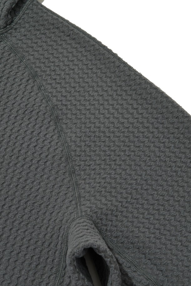 CALORA 플리스 후드 풀오버_차콜은 일상과 아웃도어 활동에 적합한 남녀 공용 후드 풀오버입니다. 봄, 가을, 겨울 계절에 착용하기 좋으며, 캐주얼 및 스포티한 스타일을 연출할 수 있습니다. 부드러운 촉감의 플리스 안감과 중간 두께감으로 보온성과 통기성을 동시에 갖췄습니다. 3D 자카드 구조, 양면 브러쉬드 플리스, 사이드 지퍼 디테일, 손가락 홀 커프스, 겨드랑이 무셋 디테일, 반사 지퍼 풀러, YKK 지퍼, 앞면 후드 자수 등의 특징을 가지고 있습니다. 등산룩, 캠핑룩, 겨울 데일리룩, 고프코어 스타일을 즐기는 분들께 추천합니다.
