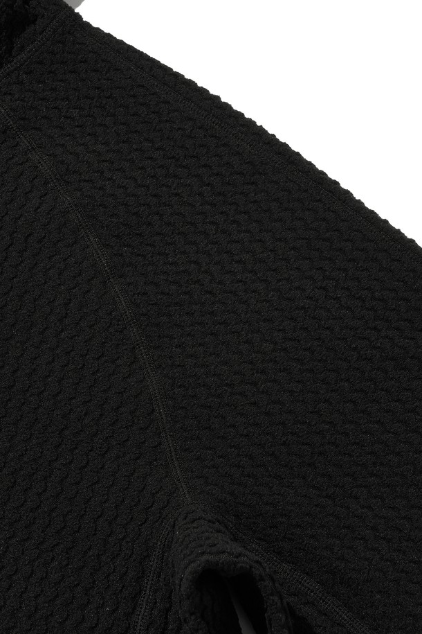 CALORA 플리스 후드 풀오버 블랙은 일상과 아웃도어 활동에 적합한 공용 후드티셔츠입니다. 봄, 가을, 겨울, 세 계절 모두 착용 가능하며, 스포티, 캐주얼, 고프코어 스타일을 연출할 수 있습니다. 3D 자카드 구조, 손가락 홀 디테일, YKK 지퍼, 리플렉티브 지퍼 풀러 등의 특징과 플리스 안감으로 보온성과 방풍 기능을 제공합니다. 레귤러핏, 긴소매, 후드 네크라인, 두꺼운 두께감과 부드러운 촉감으로 편안하게 착용 가능하며, 등산룩, 캠핑룩, 겨울 데일리룩으로 활용하기 좋습니다.
