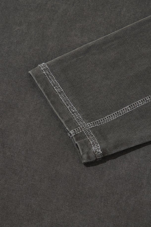 차콜 컬러의 OVERDYED TRAIL STITCH 롱 슬리브 티셔츠입니다. 부드러운 면 소재로 제작되었으며, 피그먼트 염색과 바이오워싱 처리로 빈티지하면서도 세련된 스타일을 연출합니다. 앞뒤 로고 프린트와 3-니들 5-스레드 커버스티치 디테일이 특징이며, 255gsm의 중량감으로 겨울 데일리룩에 적합합니다. 긴 소매 기장과 레귤러 핏으로 캐주얼, 클래식, 미니멀 룩을 즐길 수 있습니다. 내구성이 뛰어난 컬러감으로 오랫동안 착용할 수 있습니다.
