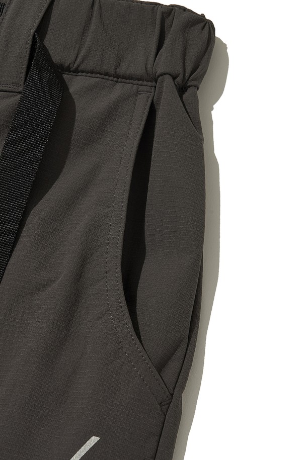 VENT HIKE+ PANTS_CHARCOAL (벤트 하이크 플러스 팬츠_차콜)는 하이킹, 등산, 일상에서 폭넓게 활용 가능한 공용 등산 바지입니다. 차콜 블랙 컬러의 무지 디자인으로, 스포티한 스타일을 연출하며, 간절기 및 겨울철에 적합합니다. 나일론과 폴리우레탄 혼방의 두꺼운 소재에 기모 안감을 더해 부드러운 촉감을 제공하며, 레귤러핏으로 편안한 착용감을 선사합니다. 방수, 통기, 보온 기능을 갖췄으며, 벤틸레이션 트임, 드로우스트링, 재귀반사 디테일 (프린트, 스티치, 지퍼)을 더해 기능성과 안전성을 높였습니다. 겨울 데일리룩, 캠핑룩 등 다양한 TPO (Time, Place, Occasion)에 맞춰 스포티, 고프코어, 캐주얼 스타일을 완성할 수 있습니다.
