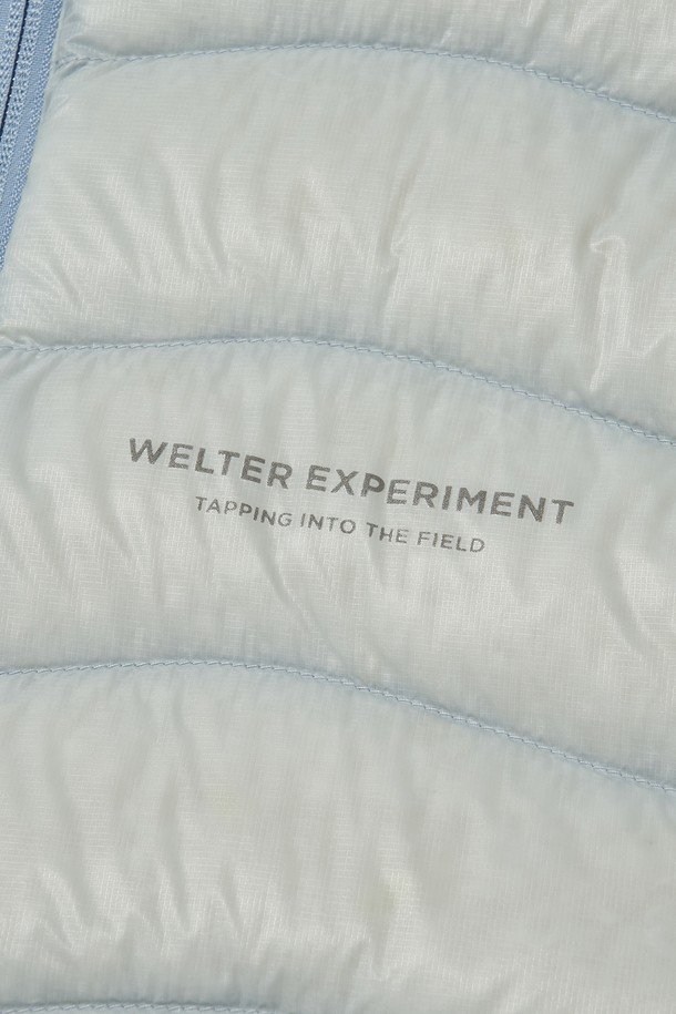 THERMOTRAIL LIGHTWEIGHT PERTEX 다운 재킷_라이트 그레이는 가볍고 따뜻한 겨울 및 환절기용 다운 재킷입니다. 700FP 덕다운 충전재와 발수, 방풍, 방수 기능을 갖춰 아웃도어 활동은 물론 일상에서도 활용하기 좋습니다. 레귤러핏으로 제작되었으며, 투웨이 지퍼와 후드 스트링, 밑단 스트링, 포켓 지퍼 디테일로 편의성을 높였습니다. 3M 리플렉티브 디테일로 야간에도 안전하며, 수납용 파우치가 포함되어 패커블하게 보관할 수 있습니다. 라이트 그레이, 블랙, 스카이 그레이 3가지 색상으로 출시되어, 여행, 등산, 캠핑 등 다양한 TPO에 스포티, 캐주얼, 미니멀 스타일로 연출하기 좋습니다.
