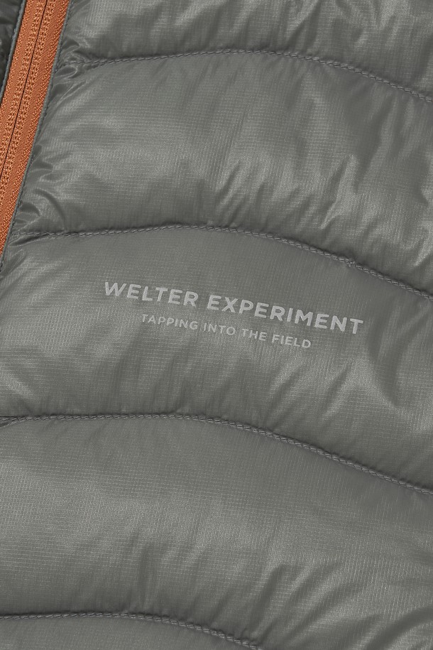 THERMOTRAIL LIGHTWEIGHT PERTEX DOWN 재킷_그레이는 남녀 모두 착용 가능한 다운자켓입니다. 뛰어난 방수, 방풍 기능을 제공하며, 700FP 덕다운 충전재와 PERTEX QUANTUM 원단을 사용하여 보온성과 가벼움을 동시에 잡았습니다. 간절기부터 겨울까지 폭넓게 활용 가능하며, 하이킹, 일상, 아웃도어 활동에 적합합니다. 3M 리플렉티브 스트링, 투웨이 지퍼, YKK 지퍼, 후드 등의 디테일로 기능성과 스타일을 모두 갖춘 레귤러핏의 다운 재킷입니다. 스포티, 캐주얼, 고프코어 스타일을 연출할 수 있습니다.
