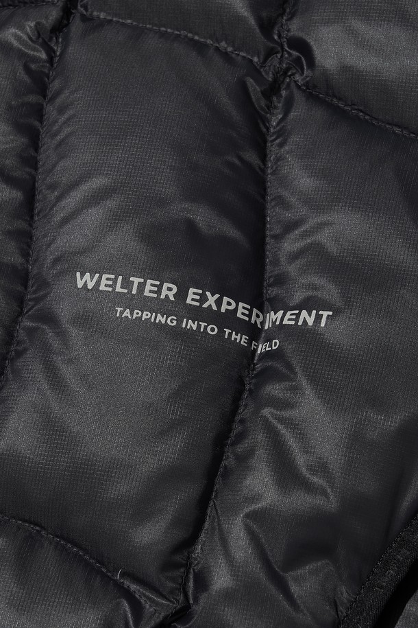 AIRQUILT (에어퀼트) 미드웨이트 PERTEX (퍼텍스) 다운 재킷_블랙은 등산, 아웃도어, 일상생활에서 활용하기 좋은 남녀 공용 다운 재킷입니다. 미니멀하고 스포티한 스타일로, 가을과 겨울에 따뜻하게 착용할 수 있습니다. PERTEX QUANTUM (퍼텍스 퀀텀) 리사이클 나일론 소재를 사용하여 방수, 방풍 기능을 갖췄으며, 700FP 덕다운 충전재로 보온성을 높였습니다. 퀄팅 디자인과 레귤러핏으로 제작되었으며, YKK 지퍼, 투웨이 지퍼, 3M 반사 스트링 후드 및 밑단 디테일로 기능성과 디자인을 모두 잡았습니다.
